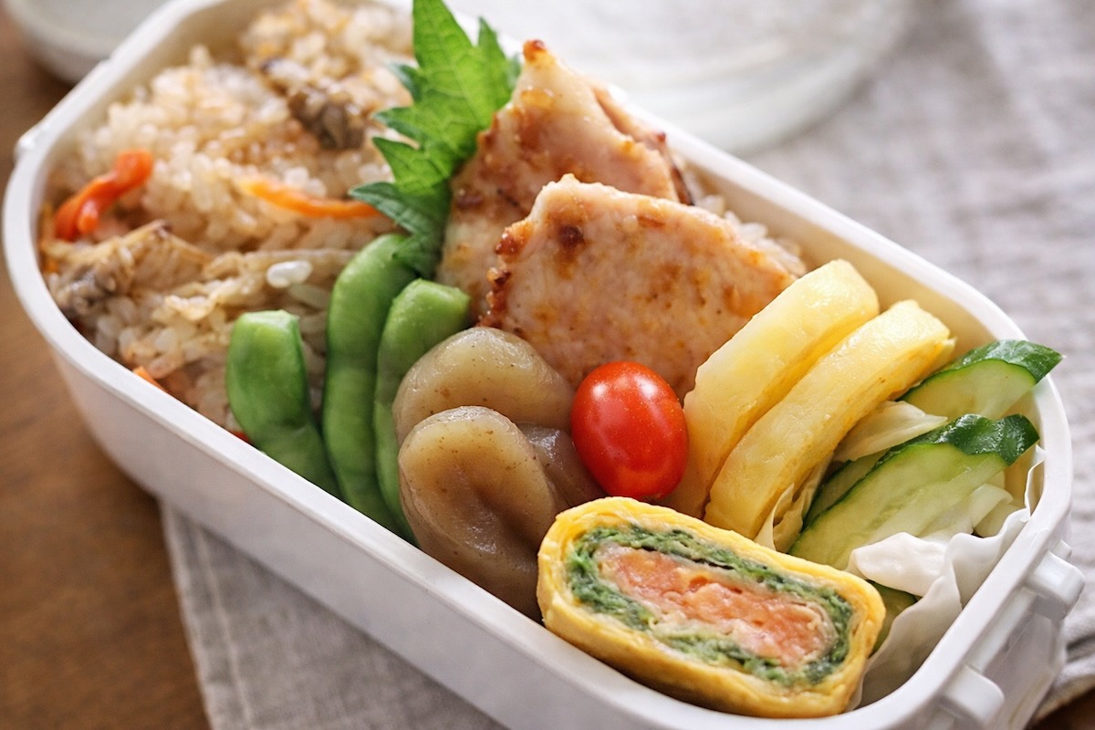 「炊き込みご飯は傷みやすい」のは事実です。具材の水分や糖分が多く、菌が繁殖しやすいため、特に夏場や前日の残りを詰める際は細心の注意が必要です。