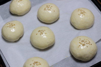 最終発酵させたあと、溶き卵をぬって白胡麻をのせる