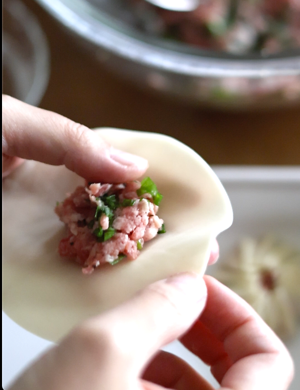 大判餃子の皮でギョーザを作る