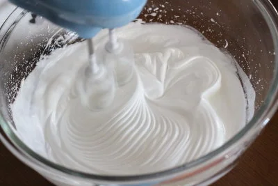 メレンゲを泡立てる時はグラニュー糖を数回にわけて加え、ツノがピンと経ったら最後は低速で1分間ゆっくり回す。