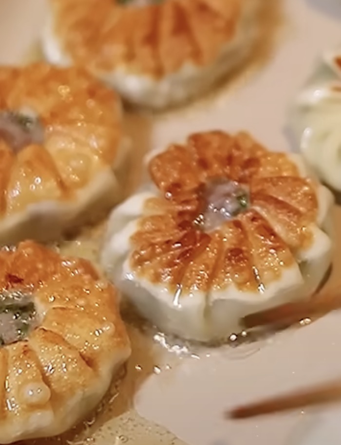 これくらいしっかり揚げ焼きに。焦げないように何回もひっくり返す様子。