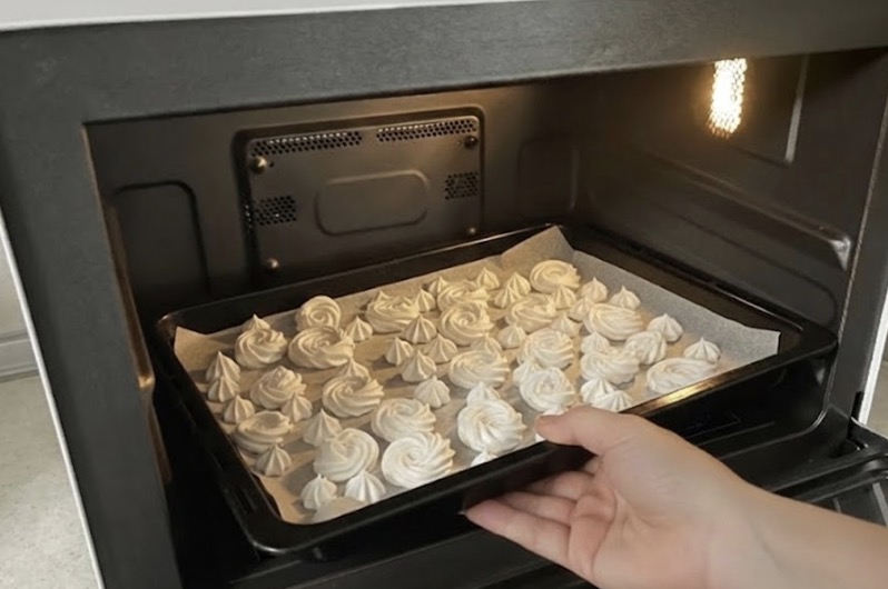 メレンゲクッキーを作る時は焼き色がつかないようにオーブンの下段で加熱