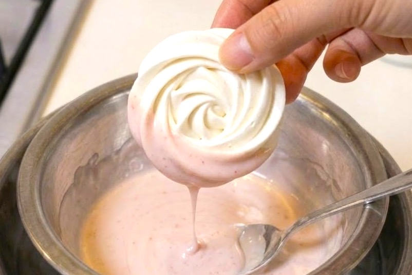 ぬるま湯の湯煎をして、メレンゲクッキーの一部だけを浸してデコレーションする。