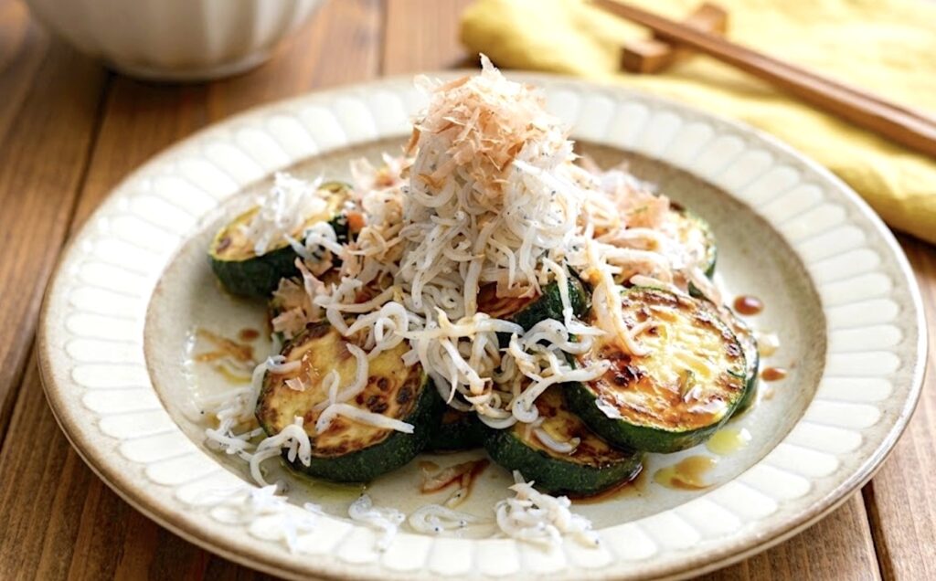 【焼くだけでとろ甘】ズッキーニの香ばし焼き・しらすおかか贅沢のせ。10分で完成する「栄養満点」ヘルシーおかず
