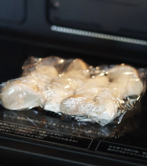 ぬか漬け用のエリンギをラップで包み、電子レンジで加熱している様子。簡単時短で準備を進めます。
