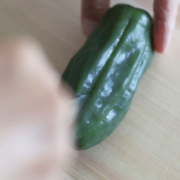 ボウルの中で、たたききゅうり、塩昆布、鰹節を全体的に混ぜ合わせている様子。