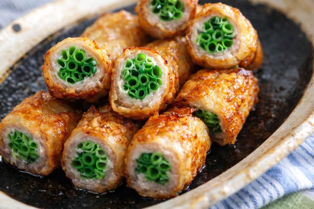 包まず簡単！豚バラのねぎ巻きギョーザ｜余った餃子の皮で絶品おつまみ