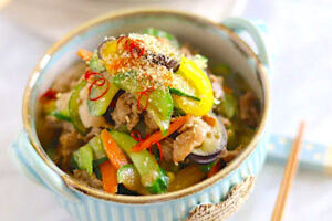 夏野菜を大量消費！牛肉ときゅうりのピリ辛味噌炒めが白米の止まらない美味しさ