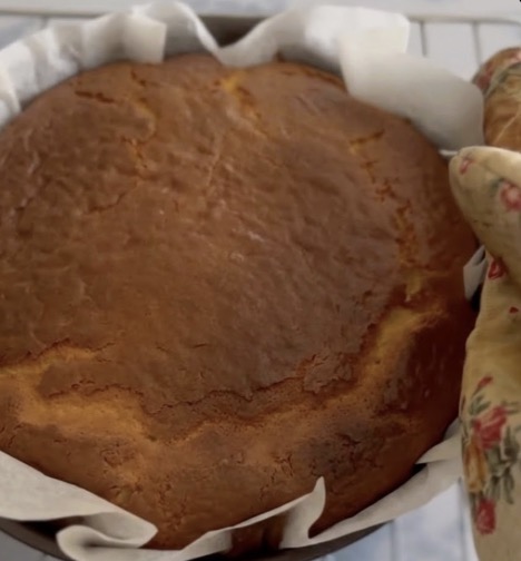 焼き上がったら、型のままケーキクーラー（網）などの上で冷ます。