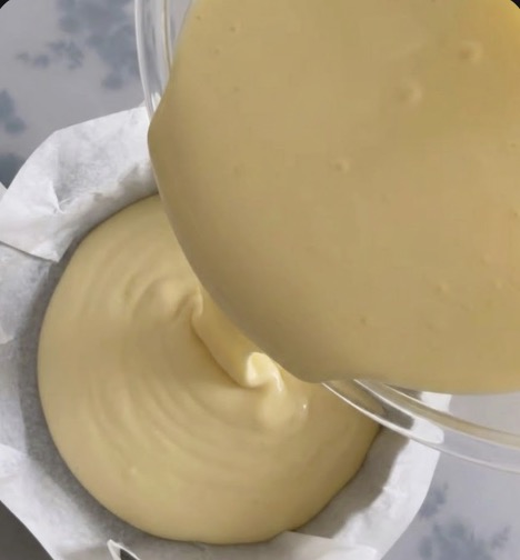 出来上がった生地を、オーブンシートを敷いた型にゆっくりと流し入れる。