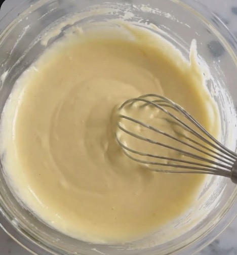 チーズケーキを作る時は、最後に生クリームとレモン汁を加えると良い。分離しにくいし、レモン汁は風味を引き締めイーズの凝固を助ける役割がある。