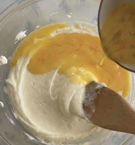 チーズケーキはクリームチーズ、砂糖、次に卵を加えて混ぜる。溶いた卵を3〜4回に分けて加え、その都度よく混ぜ合わせるとうまく乳化して失敗しにくい。