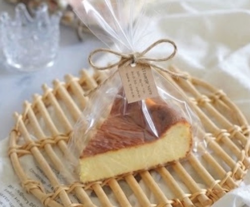 チーズケーキのラッピングにおすすめ（三角カット×OPP袋×リボン）