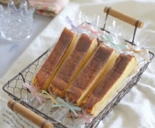 チースケーキのおしゃれなラッピング例（スティック状×ワックスペーパー）
