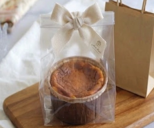 チーズケーキの一番簡単なラッピング：マフィンカップなどで焼いてそのまま冷めたら袋に入れる