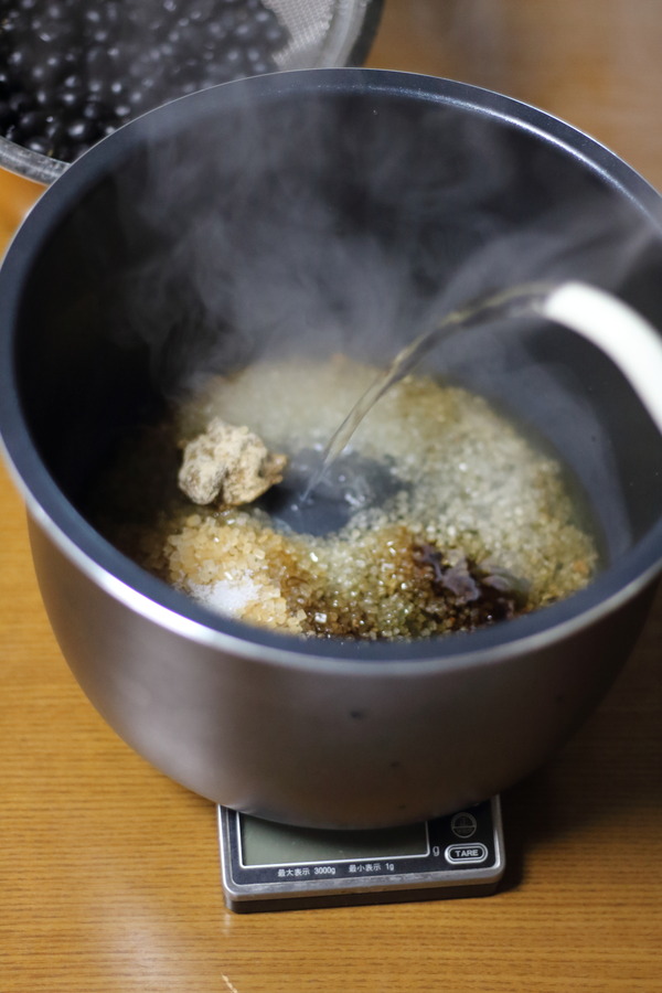 電気圧力鍋に調味料を入れて熱湯をそそぐ