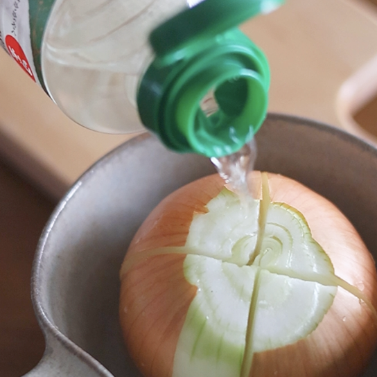 玉ねぎに料理酒をかける（工程写真）