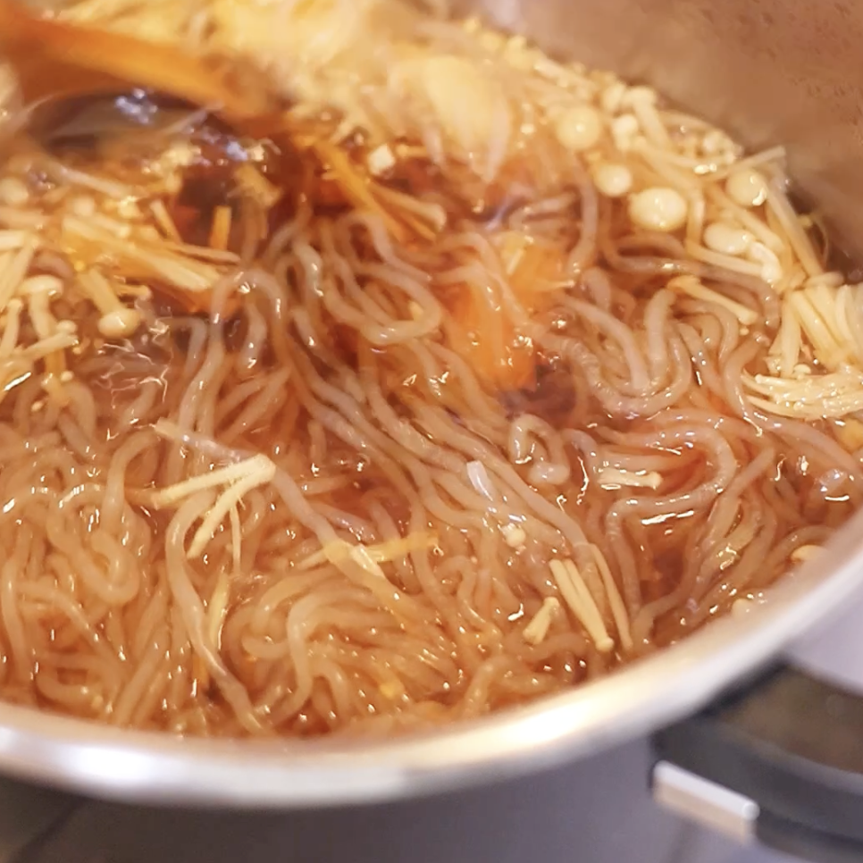 最後に牛肉を加えて煮込む（しぐれ煮）