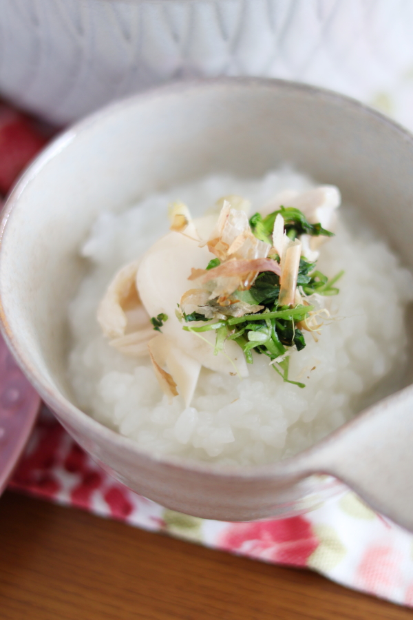 子どもに人気の七草がゆ（鶏がゆと七草のお漬物）