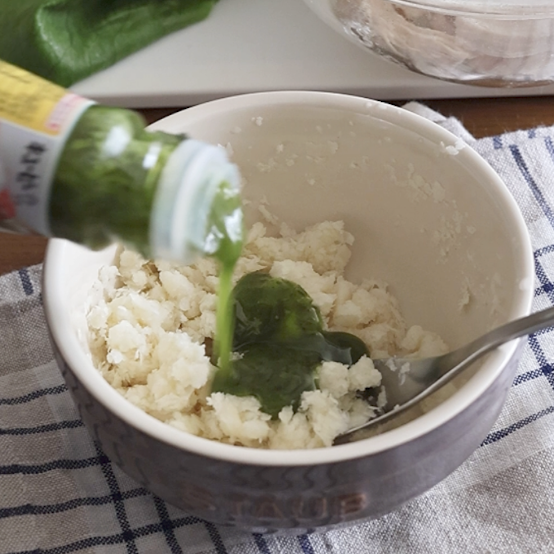 マッシュポテトをバジルソースで味付け