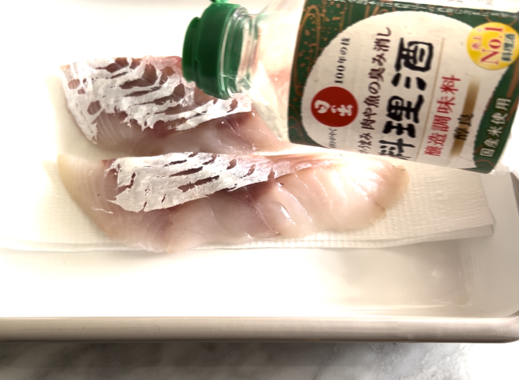 白身魚に料理酒をかける