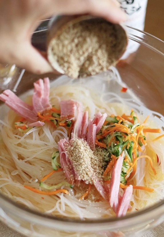春雨と副菜と調味料を混ぜ合わせる