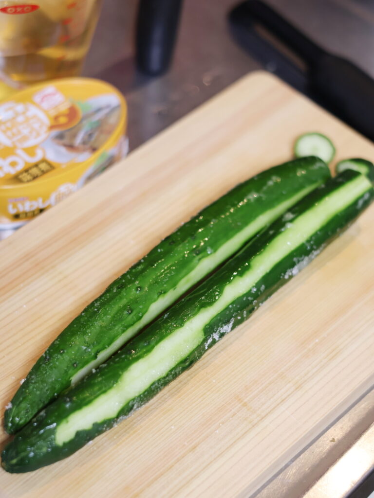 きゅうりを板ずりする