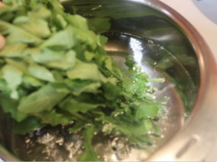 ルッコラをうま味調味料を加えた熱湯で茹でる
