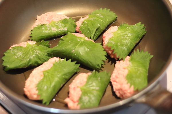 豆腐入りみそマヨバーグ、大葉を巻いて焼く