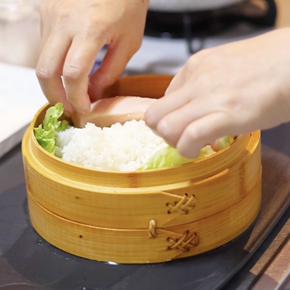 セイロに材料を入れる