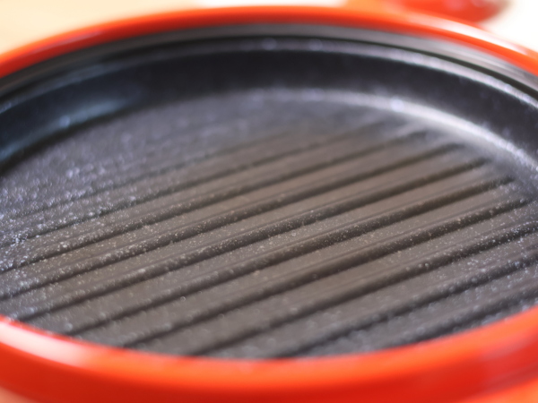 レンジメートプロを1年半使ったら、真ん中の部分が茶色く変色しています。焦げやすいわけではありませんが、消耗品です。