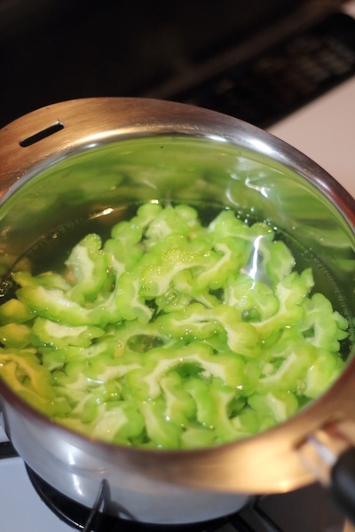 ゴーヤの梅じそ和え「ゴーヤを下茹でして苦味を軽減する」