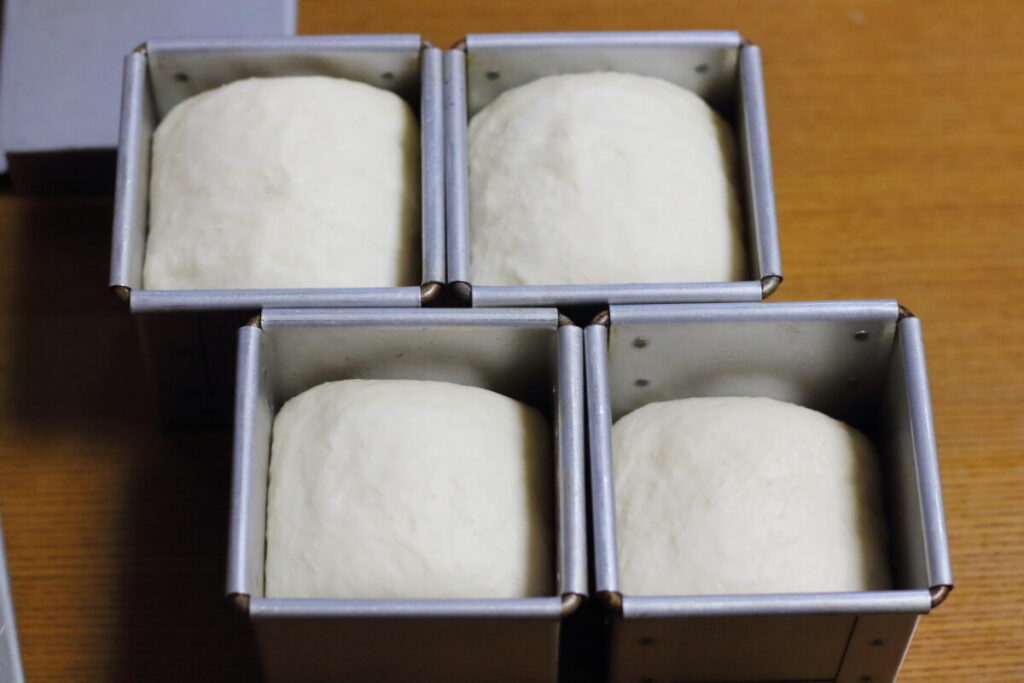 生地の膨らみ具合を確認