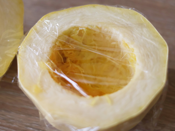 そうめんかぼちゃはワタや種をとってラップに包んで保存