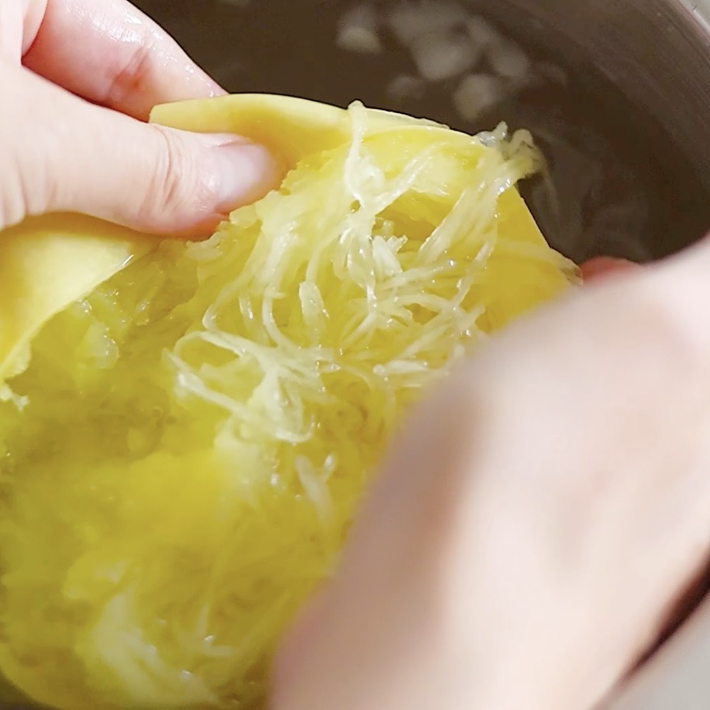 そうめんかぼちゃをレンジ加熱したあと、冷水にとってほぐす