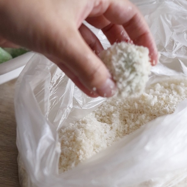 えんどう豆コロッケにパン粉の衣をつける