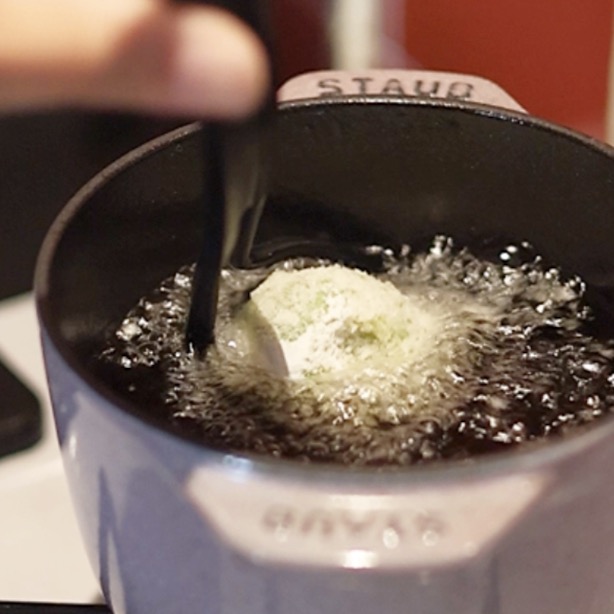 揚げ油でえんどう豆コロッケを揚げる