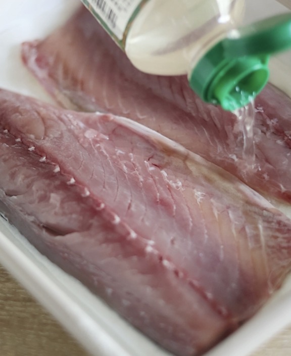 サバの臭みを料理酒でとる
