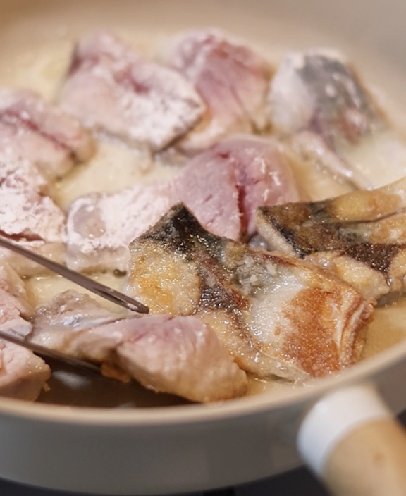 サバをフライパンでカリッと焼く