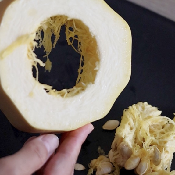 そうめんかぼちゃ(金糸瓜)のワタと種を取り除いたところ