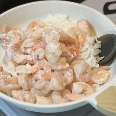 えび・玉ねぎ・生姜・にんにくなどを炒める