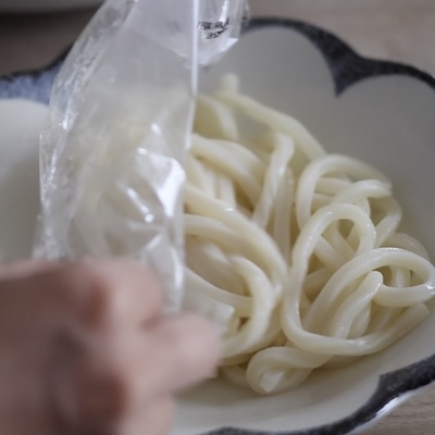 冷凍うどんをお皿に盛り付ける
