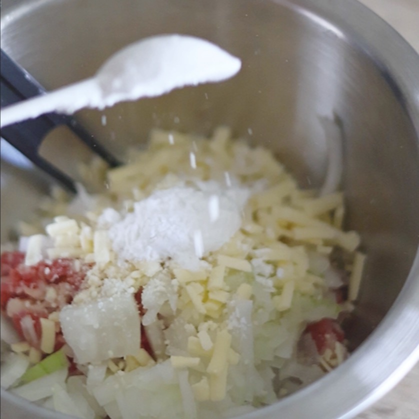 ピーマンの肉詰めの肉だねを作る