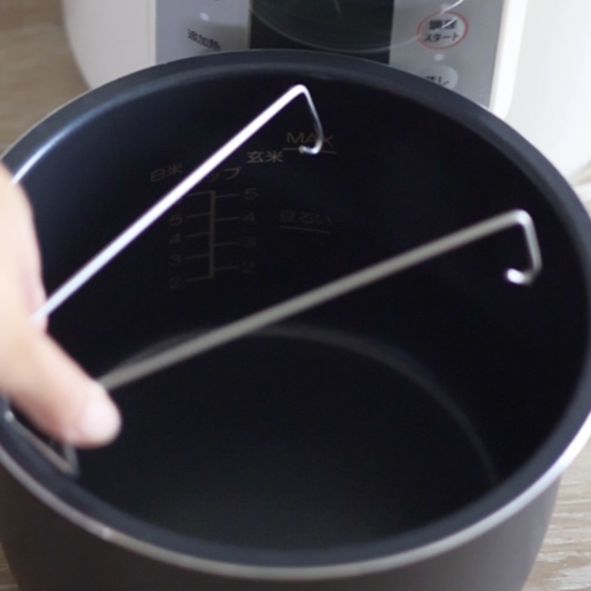 電気圧力鍋に三脚と蒸しすをセットする