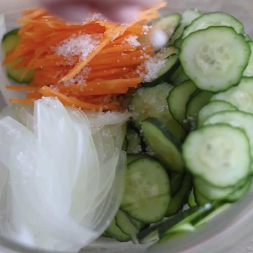 野菜を塩もみする