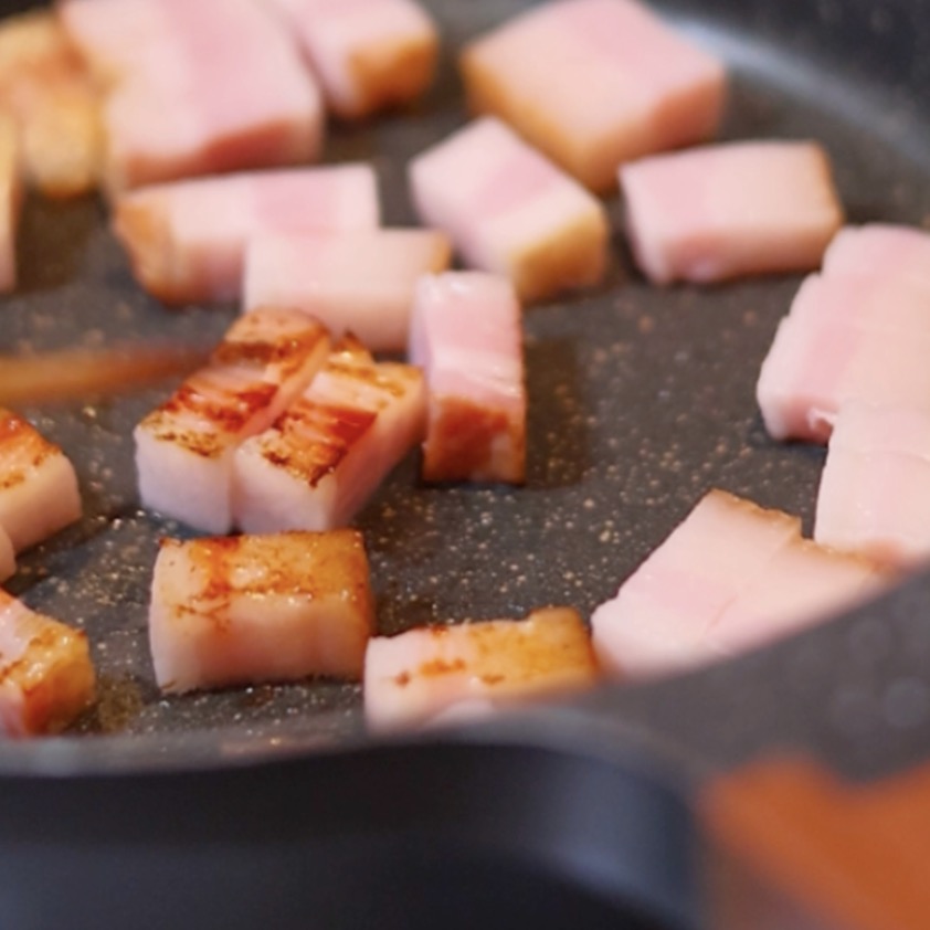 ベーコンに焼き色をつける