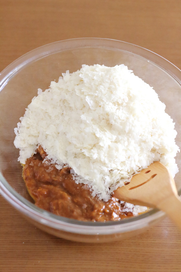 ガラスボウルに入ったレトルトカレーとポテトフレーク