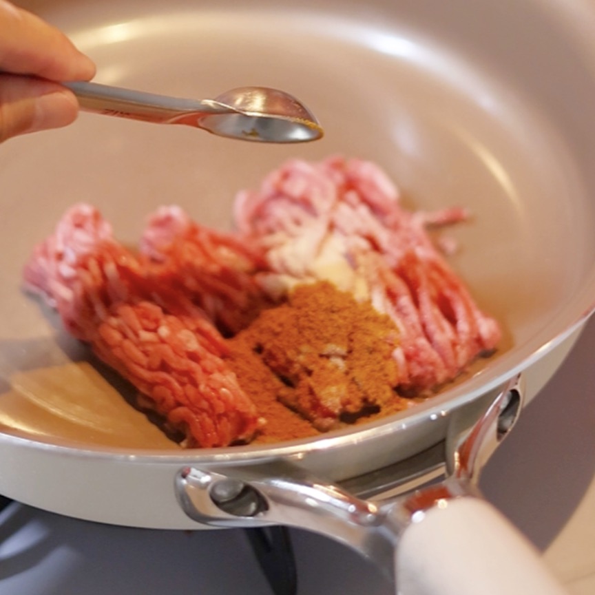 フライパンで豚ひき肉とカレー粉炒める