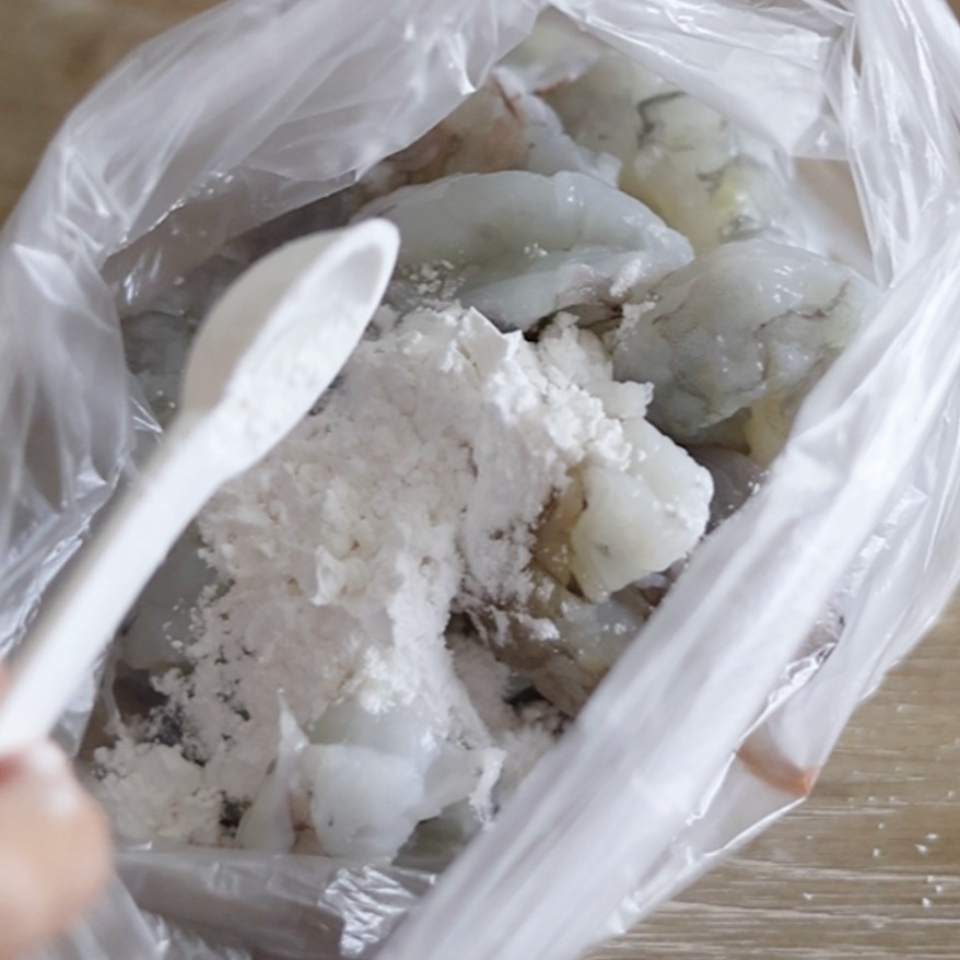 海老に米粉を絡める