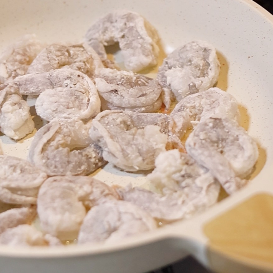 フライパンに米油を入れて揚げ焼きにする